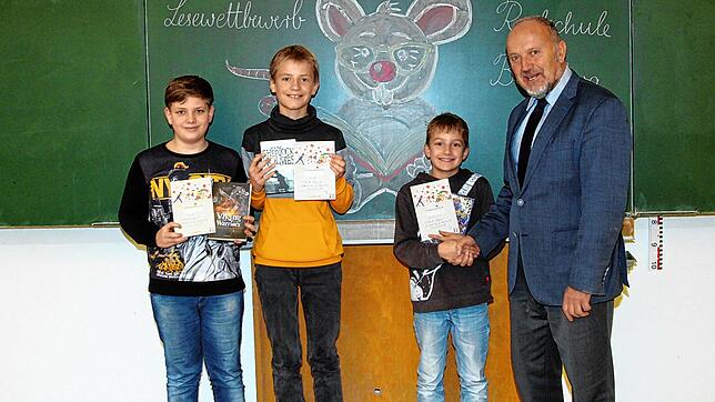 Kreidetafeln wie diese im Bild (mit dem früheren Schulleiter Egon Bäurer) haben bald ausgedient. An der Realschule halten Medientische ...
