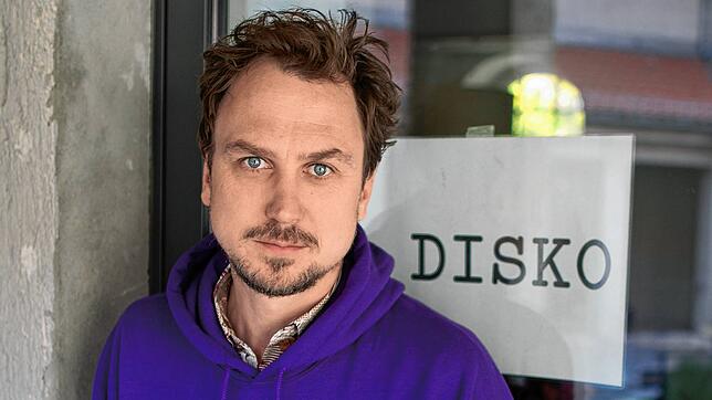 Lars Eidinger, 45, ist nicht nur Schauspielstar, sondern auch Multitalent: Neben seinen zahlreichen Engagements für Film und Bühne ...