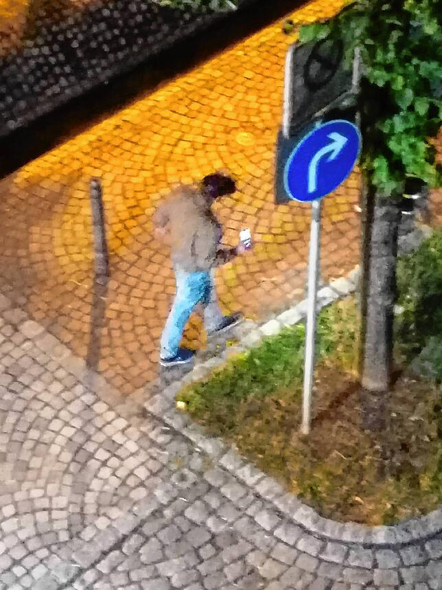 Das Bild zeigt laut Polizei einen Mann, der am 9. Juli 2022 in Hüfingen einen anderen Mann schwer verletzt haben soll.