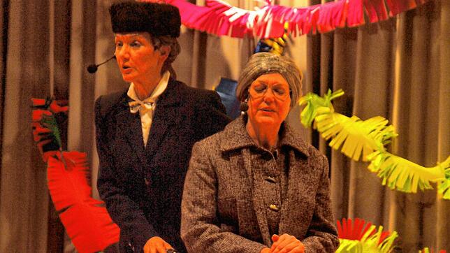 Trockenen Humor haben Lisbeth und Martha bei ihrer Bühnennummer.