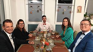 Gastgeber Patrick freut sich über seine Gäste Johannes (von links), Sabine, Anne und Kevin. Und die freuen sich augenscheinlich ...