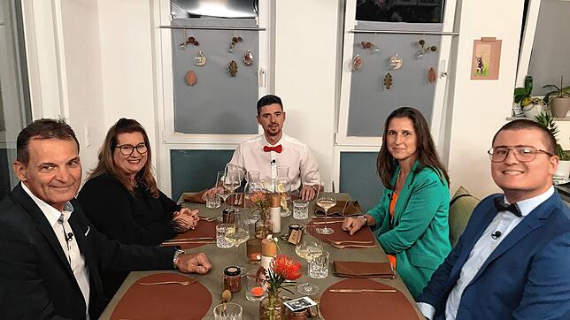 Gastgeber Patrick freut sich über seine Gäste Johannes (von links), Sabine, Anne und Kevin. Und die freuen sich augenscheinlich ...