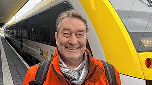 Guido Stecker am Bahnhof Friedrichshafen. Unter anderem befragt er die Passagiere nach ihrer Zufriedenheit mit der Bodenseegürtelbahn. ...