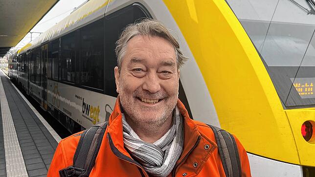 Guido Stecker am Bahnhof Friedrichshafen. Unter anderem befragt er die Passagiere nach ihrer Zufriedenheit mit der Bodenseegürtelbahn. ...