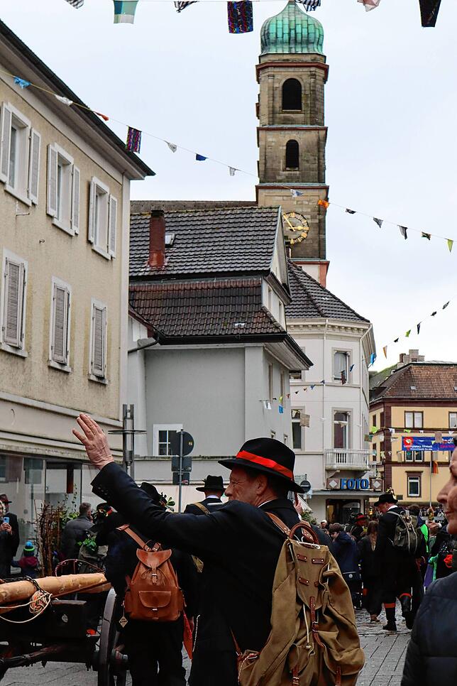 Narri rufen die Wälder in die Menschenmenge.