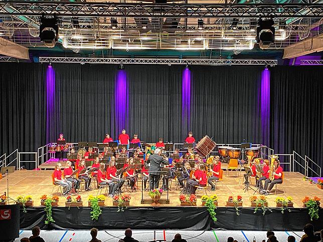 Das Schulorchester überzeugte mit seiner Darbietung und machte deutlich, wie rasch Fortschritte möglich sind, wenn man regelmäßig übt ...
