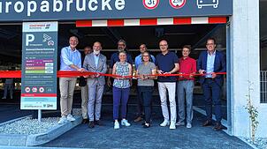 Mit dem Durchschneiden des Bandes wird das Parkhaus Europabrücke von den Verantwortlichen symbolisch eröffnet. Mit dabei unter anderem ...