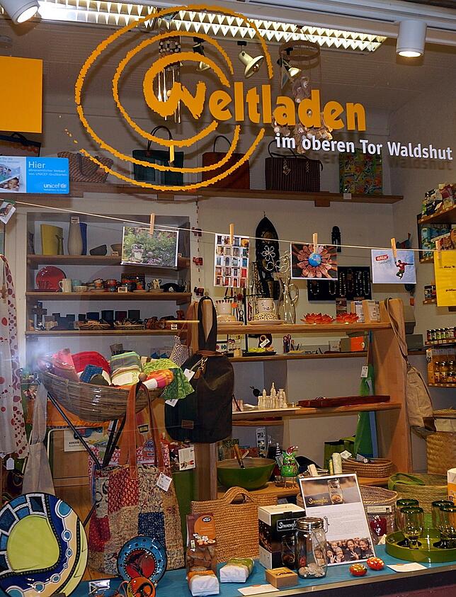 Blick von außen: Dass es im Waldshuter Weltladen viel zu entdecken gibt, zeigt dieses Bild.