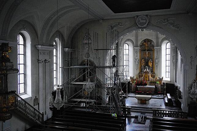 Ein Gerüst steht in der Pfarrkirche Liebfrauen Waldshut. Wegen Befall mit Hausschwamm müssen das Deckengebälk und Teile des Dachstuhls ...