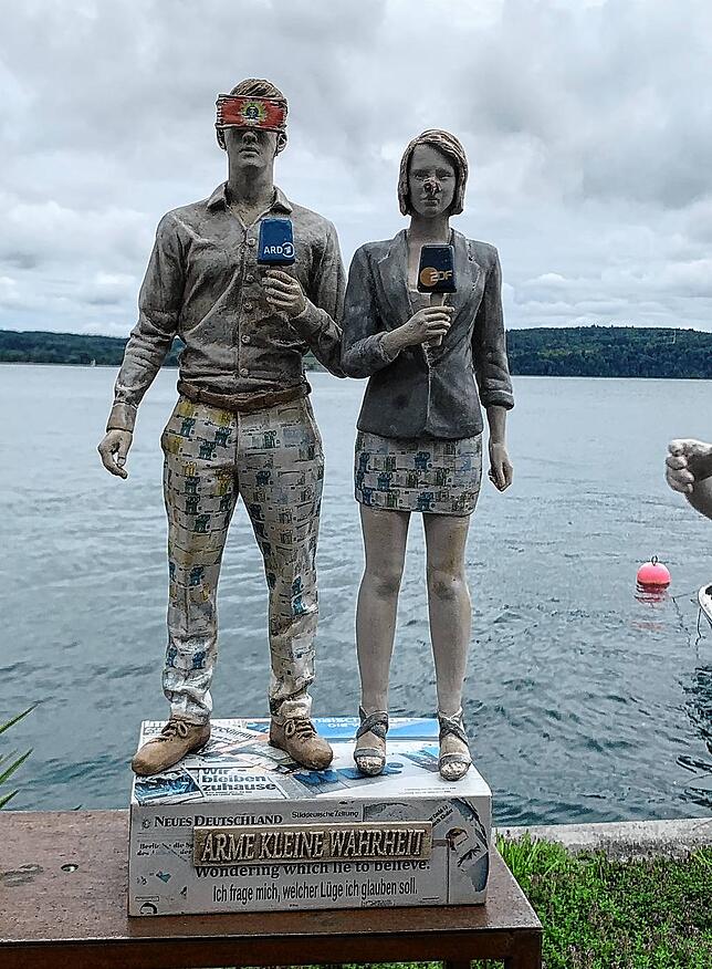 Lügenpressen-Skulptur auf dem Überlinger Töpfermarkt. Die beiden abgebildeten Personen halten Mikrofone in der Hand mit den Logos von ...