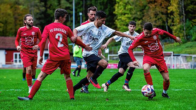 Abstiegskampf pur: Der Grießener Julian Saba (rechts) schnappt sich den Ball und lässt den Bad Säckinger Mohamad Shebli stehen. Links ...