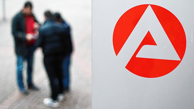 Männer stehen vor einer Arbeitsagentur. (Symbolbild) Die Arbeitslosenquote in der Hochrheinregion ist im März um 0,1 Prozentpunkte auf ...