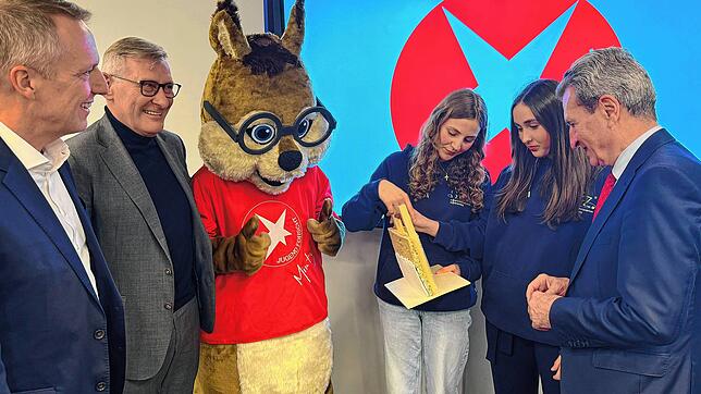 Holger Mann, globaler Personalleiter bei Karl Storz, Tuttlingens Oberbürgermeister Michael Beck, Maskottchen Minty, die Teilnehmerinnen ...