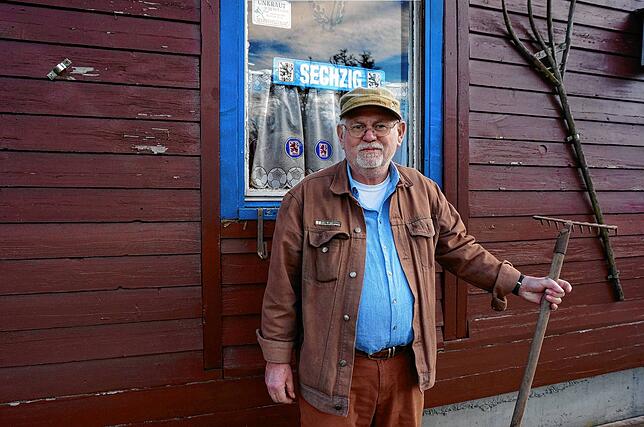 Peter Stoll, Vorsitzender des Kleingärtnervereins Waldshut-Tiengen und Fan der Münchner Löwen vor seinem Häuschen in seinem Kleingarten, ...