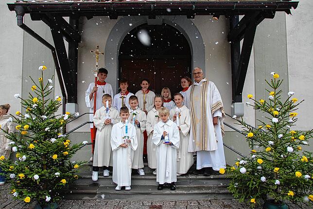 In Bettmaringen feierten sechs Kinder ihre erste Heilige Kommunion mit Pfarrer Karl-Michael Klotz.