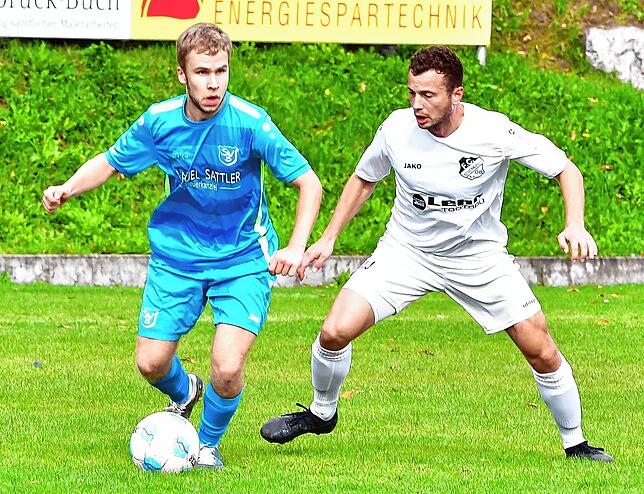 Gutes Auge: Samuel Seitz (links, gegen Johannes Walleser) machte mit einem fulminanten Freistoßtor den 2:1-Sieg des SV Buch gegen den FC ...