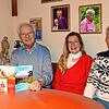 Isolde Hauch, Manfred und Juliane Kehlert vom Vorstand des Schwarzwaldvereins und Wanderführer Benno Schulte sitzen im Vereinsheim ...