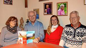 Isolde Hauch, Manfred und Juliane Kehlert vom Vorstand des Schwarzwaldvereins und Wanderführer Benno Schulte sitzen im Vereinsheim ...