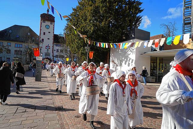 Bild 16: So ausgelassen feiern Kinder beim Narro-Zunft-Umzug in Waldshut – Die schönsten Fotos!