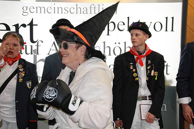Bild 16: Närrisches Treiben beim Schließen von Rathaus und Banken