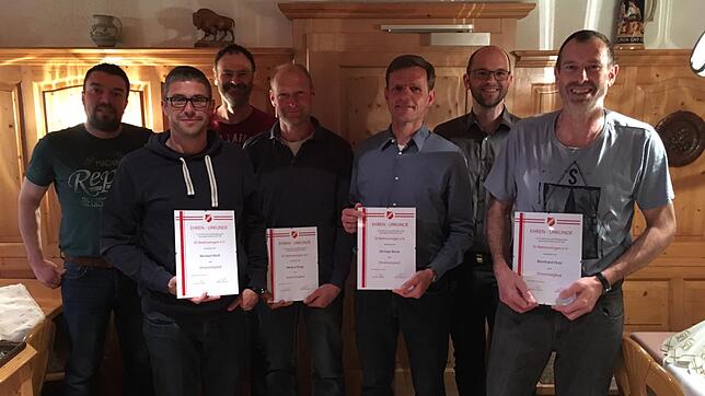 Ehrungen beim Sportverein Bettmaringen (hinten, von links): Vorsitzender Axel Amann, Ehrenmitglied Michael Hotz und Vorsitzender Stefan ...