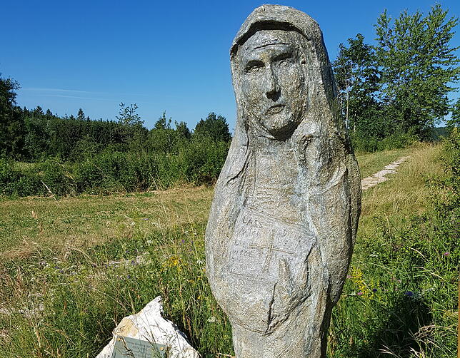 Edith Stein verlor im Zweiten Weltkrieg im Konzentrationslager ihr Leben. Diese Skulptur steht auf dem Rundweg Glaube, Kunst und Natur.