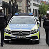 Die Singener Polizei im Einsatz in der Innenstadt mit Polizeiwagen.