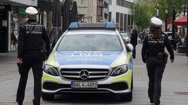 Die Singener Polizei im Einsatz in der Innenstadt mit Polizeiwagen.