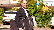 Der frisch gewählte Bundestagsabgeordnete aus dem Wahlkreis Bodensee, Volker Mayer-Lay (CDU), packt am Tag nach seiner Wahl den Koffer ...
