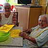 Erna Salevski (90) und Frieda Ehinger (97) haben die Kartoffeln für das gemeinsame Mittagessen geschnippelt.