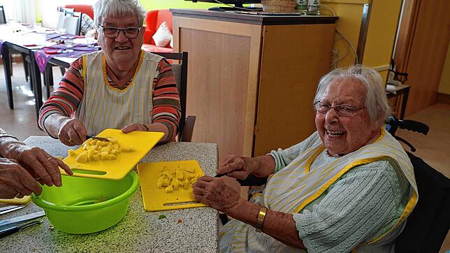 Erna Salevski (90) und Frieda Ehinger (97) haben die Kartoffeln für das gemeinsame Mittagessen geschnippelt.