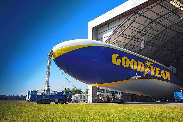 Etwas kleiner, aber dennoch groß: Der Zeppelin NT – hier in seinem Hangar am Bodensee-Airport – ist 75 Meter lang.