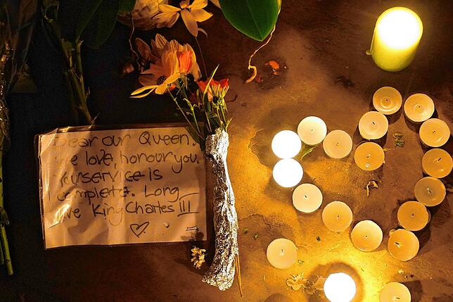 Nach dem Tod der Queen wurden zahlreiche Blumen, Kerzen und Abschiedsworte vor dem Buckingham-Palast abgelegt.