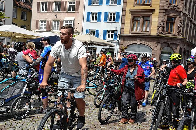 Das Bild zeigt die Slow-Up Teilnehmer des vergangenen Jahres in Schaffhausen.