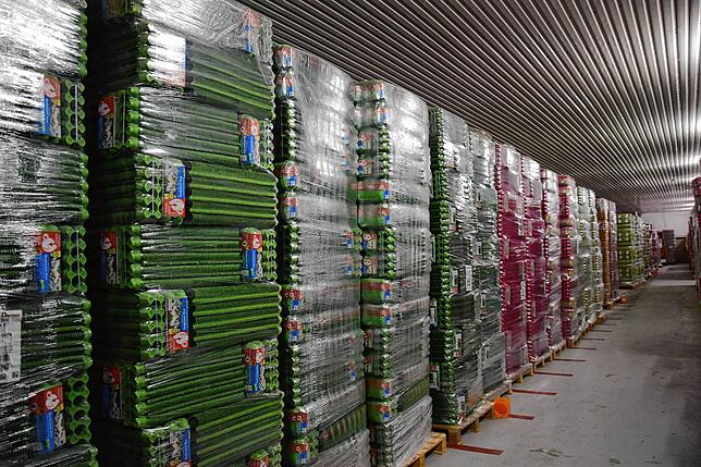 Im Lager des Hönig-Hofs lagern Pappverpackungen für rund zwei bis drei Monate.