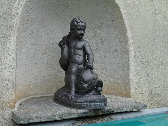 Der Delphinbrunnen stand früher in der Nähe des mittlerweile abgebrochenen Gasthauses "Weißer Ochsen". Heute ist er beim Bindhaus zu finden.