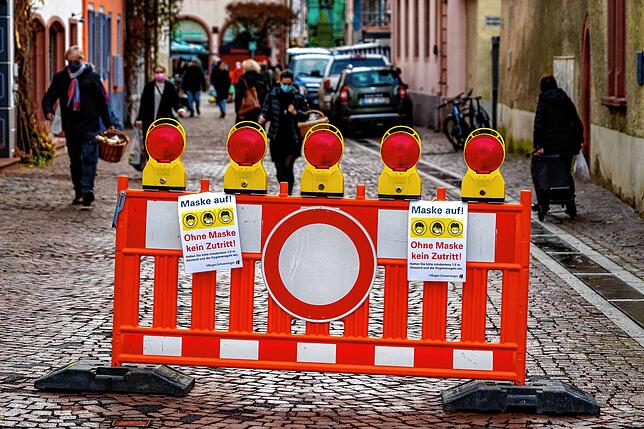 In der Kanzleigasse strömen die menschen auf den Wochenmarkt. Morgens gab es hier schon ein kleines Verkehrschaos.