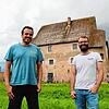 Kai Sauser (links) und Robert Hasenfratz auf der großen Wiese vor der Entenburg in Pfohren. Hier soll das Festival im Juli steigen. ...