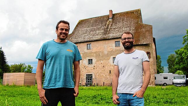 Kai Sauser (links) und Robert Hasenfratz auf der großen Wiese vor der Entenburg in Pfohren. Hier soll das Festival im Juli steigen. ...