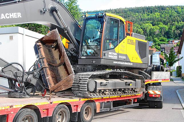 Mit diesem Bagger soll der Mann das Gebäude beschädigt haben.