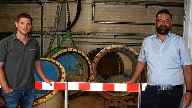 Patric Häusler (links), stellvertretender Leiter des Wasserwerks in Konstanz, und Sebastian Daus, Bereichsleiter der ...