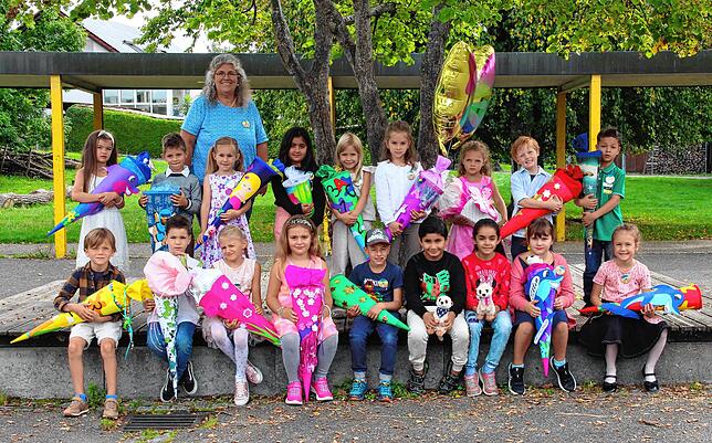 Die Erstklässler der Klasse 1b der Hochrheinschule Gailingen mit Ihrer Klassenlehrerin Gabriele Walter bei ihrer Einschulungsfeier.
