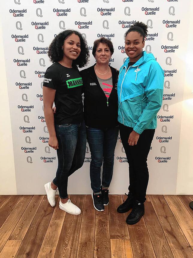 Iris Manke Reimers zusammen mit ihren Athletinnen Shanice Craft (rechts) und Yemisi Ogunlese (links) im Jahr 2019.