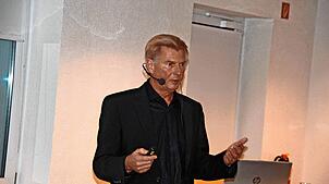 Alt-Bürgermeister Robert Strumberger bei seinem Vortrag. Bild: Stefan Heimpel