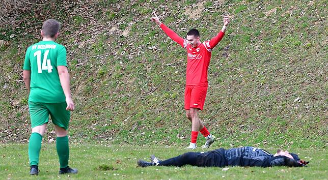 Das war‘s: Max Elsässer bejubelt den 3:1-Endstand für die Spvgg. Wutöschingen. Es war sein zweites Jokertor im Pokalspiel beim SV ...