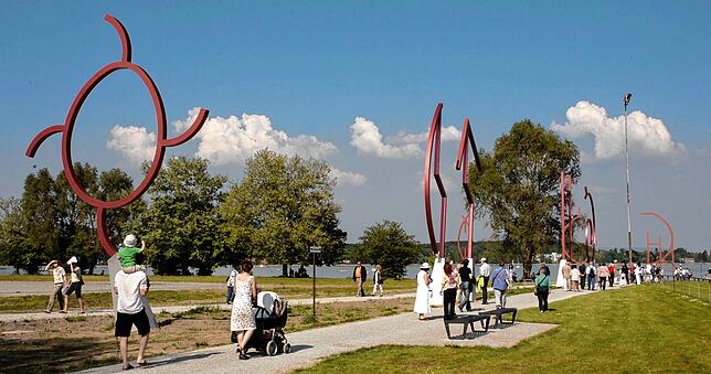 28. April 2007: Menschen laufen an der gerade eingeweihten Kunstgrenze zwischen Konstanz und Kreuzlingen entlang. Die 22 je acht Meter ...