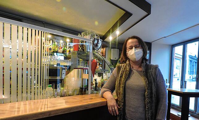 Andrea Scalabrin, Mitinhaberin der Osteria Bar „Eden“, lehnt an der Theke ihres geschlossenen Lokals.