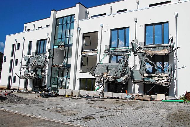 Bild 4: Bauunternehmer zerlegt Neubau-Fassade: Das sind die Bilder der Zerstörung