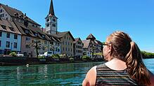 Untertwegs mit dem Kanu auf dem Hochrhein entlang der Stadt Diessenhofen. Der Rhein fließt hier gemächlich, die Strömung lässt nach.