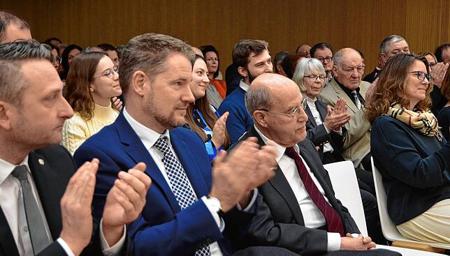 War als Gastredner geladen und hielt aus dem Stegreif eine pointierte, knapp einstündige Rede: Der Bundestagsabgeordnete Gregor Gysi ...
